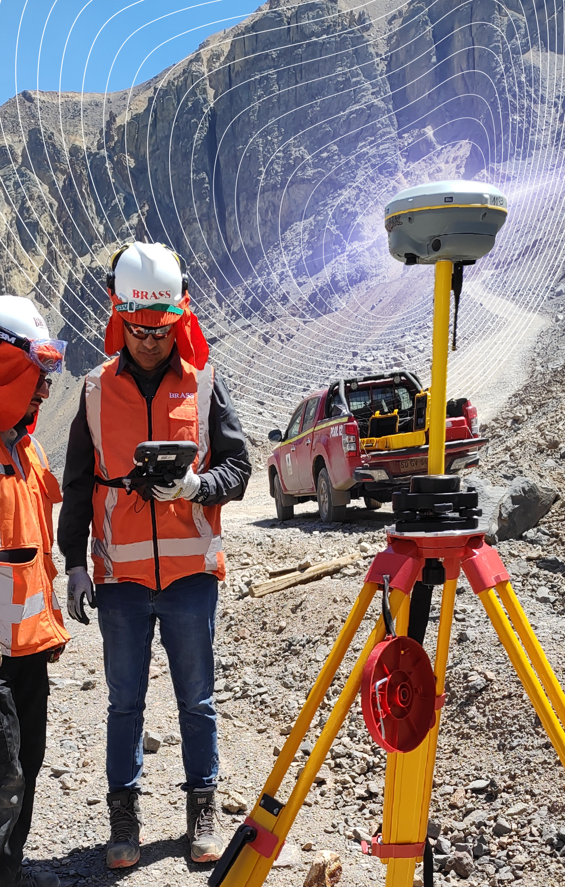 Dos técnicos revisando la tablet de datos que genera el equipo GNSS dispuesto sobre un trípode